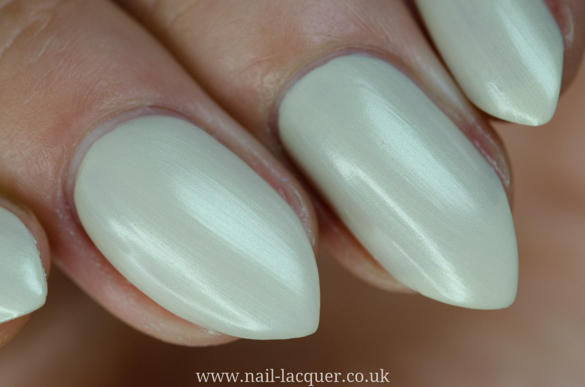 Loreal Jet-Set 131 review and swatches by Nail Lacquer UK blog